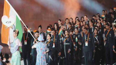 एशियन गेम्स का रंगारंग आगाज, मनु भाकर-पवन सहरावत ने लहराया तिरंगा