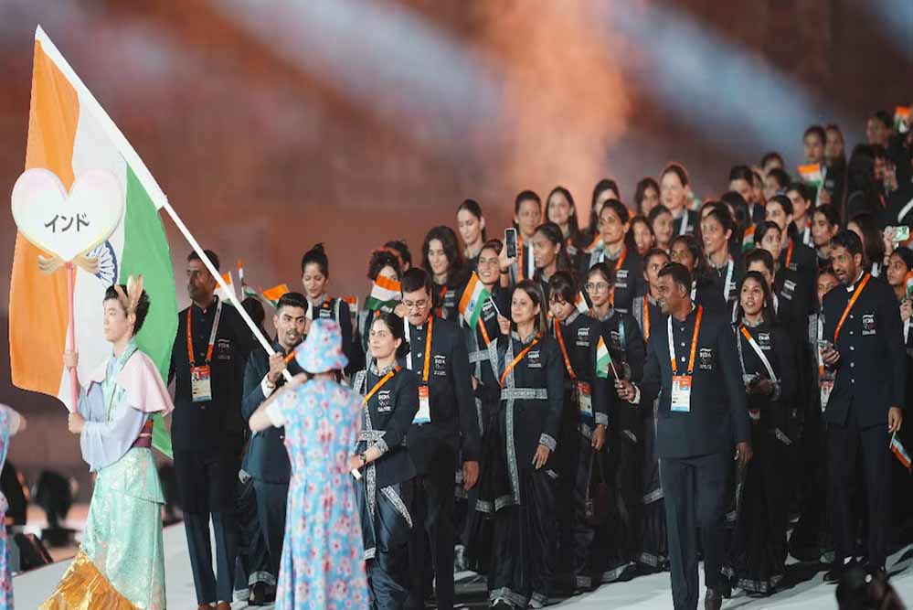 एशियन गेम्स का रंगारंग आगाज, मनु भाकर-पवन सहरावत ने लहराया तिरंगा