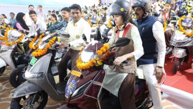 CM मोहन यादव को पीछे बैठाकर छात्रा ने दौड़ाई स्कूटी, साथ-साथ दौड़े सुरक्षाकर्मी CM मोहन यादव को पीछे बैठाकर छात्रा ने दौड़ाई स्कूटी, साथ-साथ दौड़े सुरक्षाकर्मी
