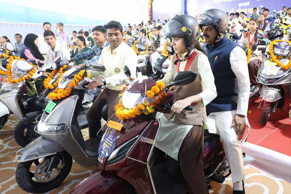 CM मोहन यादव को पीछे बैठाकर छात्रा ने दौड़ाई स्कूटी, साथ-साथ दौड़े सुरक्षाकर्मी CM मोहन यादव को पीछे बैठाकर छात्रा ने दौड़ाई स्कूटी, साथ-साथ दौड़े सुरक्षाकर्मी