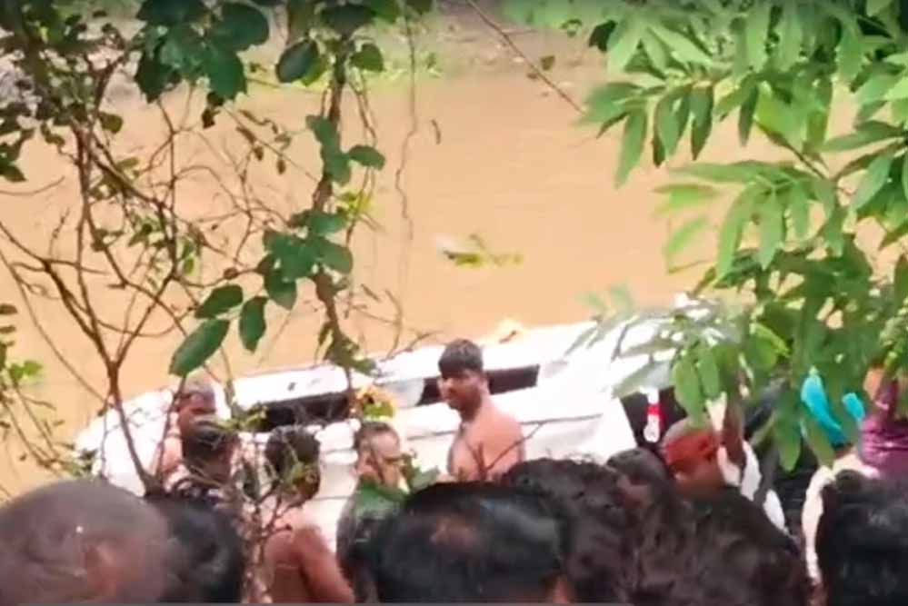 आगर-मालवा में दर्दनाक हादसा, नाले में गिरी कार; 3 बच्चों और 2 महिलाओं समेत 8 श्रद्धालुओं की मौत आगर-मालवा में दर्दनाक हादसा, नाले में गिरी कार; 3 बच्चों और 2 महिलाओं समेत 8 श्रद्धालुओं की मौत