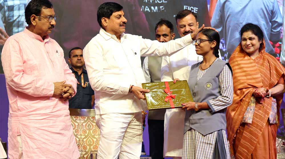 1.21 लाख विद्यार्थियों के खातों में राशि ट्रांसफर, CM ने कहा- सफलता को सिर पर न चढ़ने दें