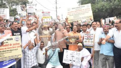 भोपाल में सीलिंग के खिलाफ व्यापारियों का हल्लाबोल, बैरिकेड्स तोड़ CM हाउस की ओर बढ़े भोपाल में सीलिंग के खिलाफ व्यापारियों का हल्लाबोल, बैरिकेड्स तोड़ CM हाउस की ओर बढ़े