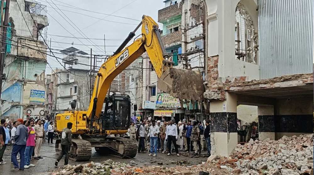 उज्जैन में सड़क चौड़ीकरण का बड़ा एक्शन, केडी गेट की मदीना मस्जिद का प्रभावित हिस्सा तोड़ा गया