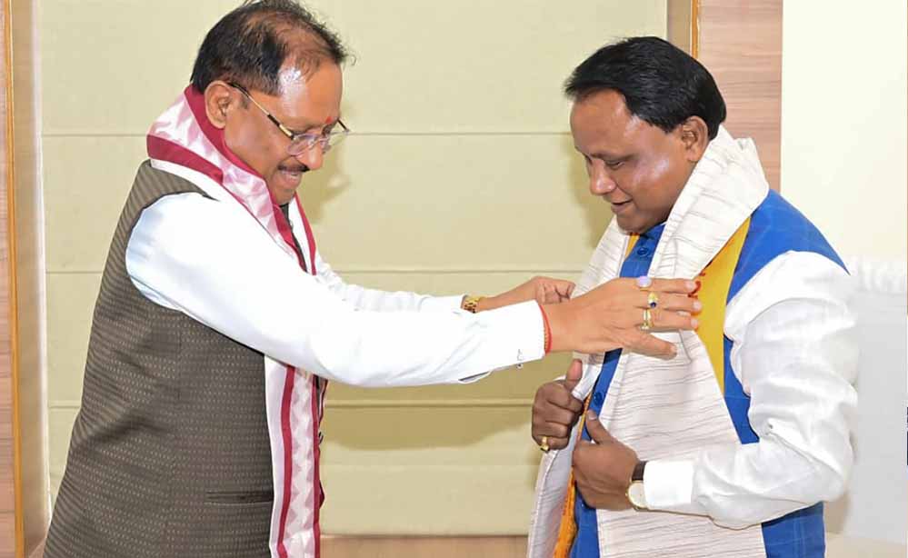 रायपुर : मुख्यमंत्री विष्णु देव साय ने ओडिशा के मुख्यमंत्री मोहन चरण माझी से की सौजन्य भेंट रायपुर : मुख्यमंत्री विष्णु देव साय ने ओडिशा के मुख्यमंत्री मोहन चरण माझी से की सौजन्य भेंट