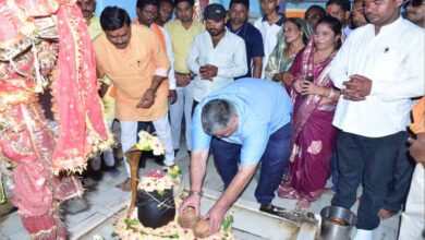 पर्यटन एवं संस्कृति मंत्री राजेश अग्रवाल ने कवर्धा में सिद्धेश्वर महादेव और संकट मोचन हनुमान मंदिर में की पूजा-अर्चना, प्रदेश की सुख-शांति, समृद्धि और जनकल्याण के लिए की प्रार्थना पर्यटन एवं संस्कृति मंत्री राजेश अग्रवाल ने कवर्धा में सिद्धेश्वर महादेव और संकट मोचन हनुमान मंदिर में की पूजा-अर्चना, प्रदेश की सुख-शांति, समृद्धि और जनकल्याण के लिए की प्रार्थना