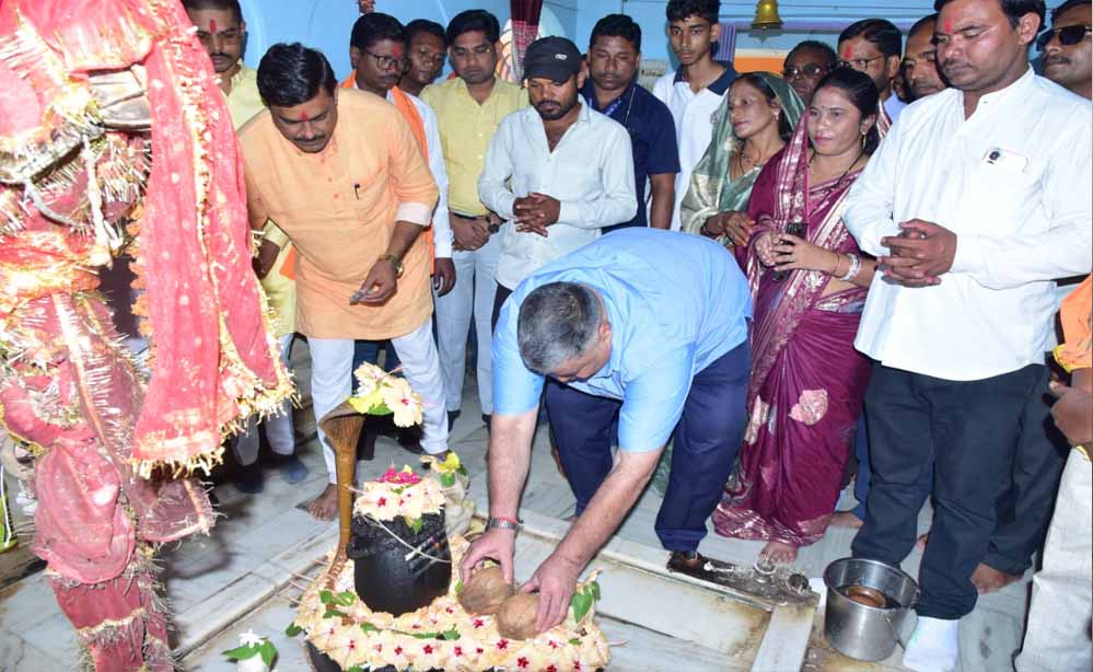 पर्यटन एवं संस्कृति मंत्री राजेश अग्रवाल ने कवर्धा में सिद्धेश्वर महादेव और संकट मोचन हनुमान मंदिर में की पूजा-अर्चना, प्रदेश की सुख-शांति, समृद्धि और जनकल्याण के लिए की प्रार्थना पर्यटन एवं संस्कृति मंत्री राजेश अग्रवाल ने कवर्धा में सिद्धेश्वर महादेव और संकट मोचन हनुमान मंदिर में की पूजा-अर्चना, प्रदेश की सुख-शांति, समृद्धि और जनकल्याण के लिए की प्रार्थना