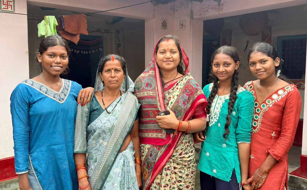 मंत्री लक्ष्मी राजवाड़े पहुंचीं ग्राम कुंजनगर, महिलाओं से किया आत्मीय संवाद मंत्री लक्ष्मी राजवाड़े पहुंचीं ग्राम कुंजनगर, महिलाओं से किया आत्मीय संवाद