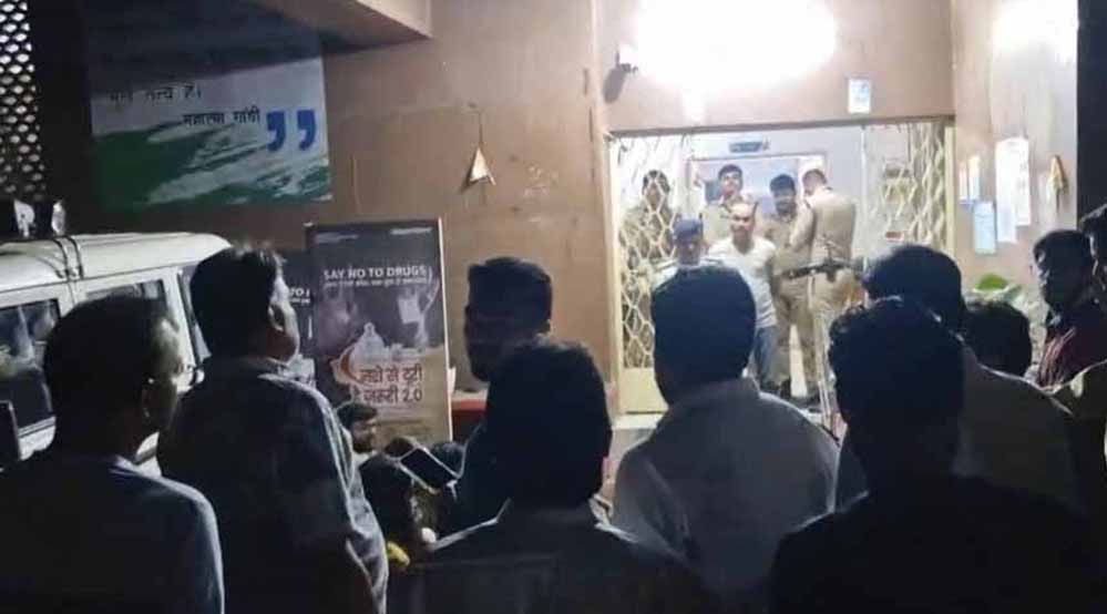 भोपाल में थाने के अंदर वकील से मारपीट पर एक्शन: टीआई समेत दो आरक्षक निलंबित, आधी रात जमकर हुआ था हंगामा भोपाल में थाने के अंदर वकील से मारपीट पर एक्शन: टीआई समेत दो आरक्षक निलंबित, आधी रात जमकर हुआ था हंगामा