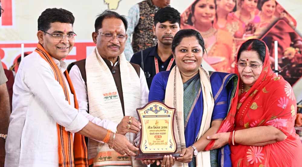 रायपुर : माताओं-बहनों का सम्मान, सुरक्षा और आर्थिक सशक्तिकरण हमारी सर्वोच्च प्राथमिकता : मुख्यमंत्री विष्णु देव साय रायपुर : माताओं-बहनों का सम्मान, सुरक्षा और आर्थिक सशक्तिकरण हमारी सर्वोच्च प्राथमिकता : मुख्यमंत्री विष्णु देव साय