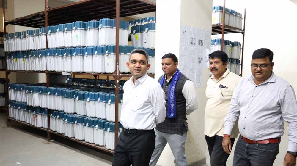 कलेक्टर  मिश्रा ने ईवीएम गोडाउन का किया निरीक्षण