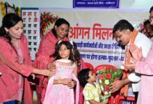 फूल लेकर आए नन्हे कदम, उप मुख्यमंत्री ने बच्चों को गोद में उठाया, बच्चों की मासूमियत ने जीता दिल