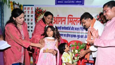 फूल लेकर आए नन्हे कदम, उप मुख्यमंत्री ने बच्चों को गोद में उठाया, बच्चों की मासूमियत ने जीता दिल