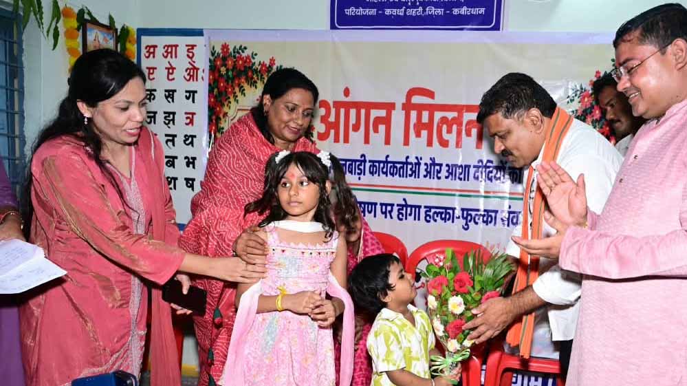 फूल लेकर आए नन्हे कदम, उप मुख्यमंत्री ने बच्चों को गोद में उठाया, बच्चों की मासूमियत ने जीता दिल फूल लेकर आए नन्हे कदम, उप मुख्यमंत्री ने बच्चों को गोद में उठाया, बच्चों की मासूमियत ने जीता दिल