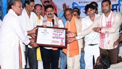 वर्षों पुरानी मांग हुई पूरी, राजपत्र लेकर गांव पहुंचे उप मुख्यमंत्री विजय शर्मा, चंदनपुर को मिली नई पहचान वर्षों पुरानी मांग हुई पूरी, राजपत्र लेकर गांव पहुंचे उप मुख्यमंत्री विजय शर्मा, चंदनपुर को मिली नई पहचान