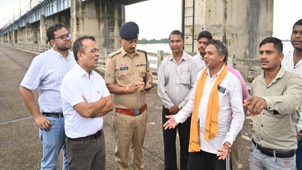 गंगरेल बांध के सभी 14 गेट खुले, महानदी के तटीय क्षेत्रों में प्रशासन अलर्ट मोड पर गंगरेल बांध के सभी 14 गेट खुले, महानदी के तटीय क्षेत्रों में प्रशासन अलर्ट मोड पर