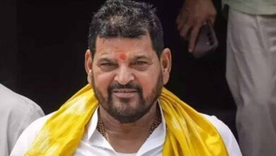 बृजभूषण शरण सिंह को कोर्ट का नोटिस, महिला पहलवानों ने दी बरी होने को चुनौती