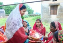 मंत्री  लक्ष्मी राजवाड़े ने आंगनबाड़ी केंद्रों में बच्चों को कराया न्योता भोज, माताओं को भेंट किए मुनगा के पौधे