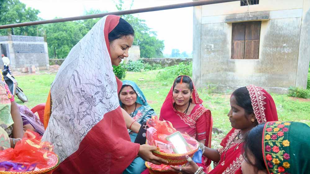 मंत्री लक्ष्मी राजवाड़े ने आंगनबाड़ी केंद्रों में बच्चों को कराया न्योता भोज, माताओं को भेंट किए मुनगा के पौधे मंत्री लक्ष्मी राजवाड़े ने आंगनबाड़ी केंद्रों में बच्चों को कराया न्योता भोज, माताओं को भेंट किए मुनगा के पौधे