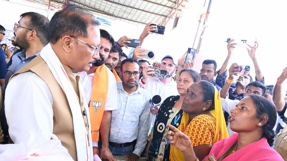 बाढ़ प्रभावित परिवारों के साथ पूरी संवेदनशीलता से खड़ी है सरकार : मुख्यमंत्री विष्णु देव साय बाढ़ प्रभावित परिवारों के साथ पूरी संवेदनशीलता से खड़ी है सरकार : मुख्यमंत्री विष्णु देव साय