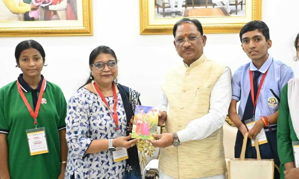 रायपुर : राष्ट्रपति से भेंट कर लौटे प्रतिभावान विद्यार्थियों ने मुख्यमंत्री विष्णु देव साय से की सौजन्य मुलाकात रायपुर : राष्ट्रपति से भेंट कर लौटे प्रतिभावान विद्यार्थियों ने मुख्यमंत्री विष्णु देव साय से की सौजन्य मुलाकात