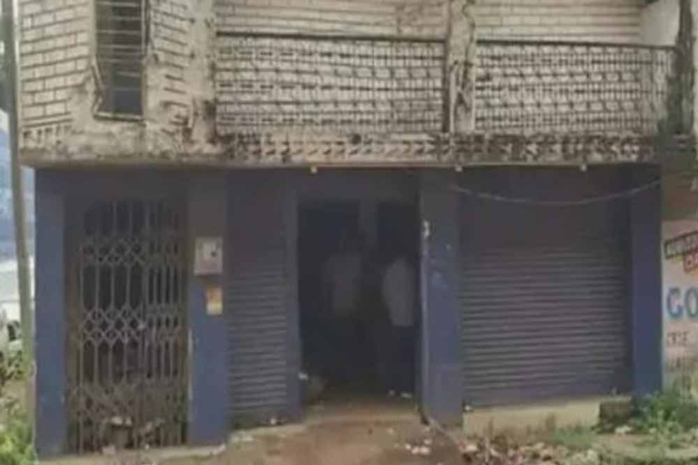 रायपुर में गुटखा कारोबारी के गोदाम पर DGGI की रेड, 50 से ज्यादा बोरे मिले रायपुर में गुटखा कारोबारी के गोदाम पर DGGI की रेड, 50 से ज्यादा बोरे मिले