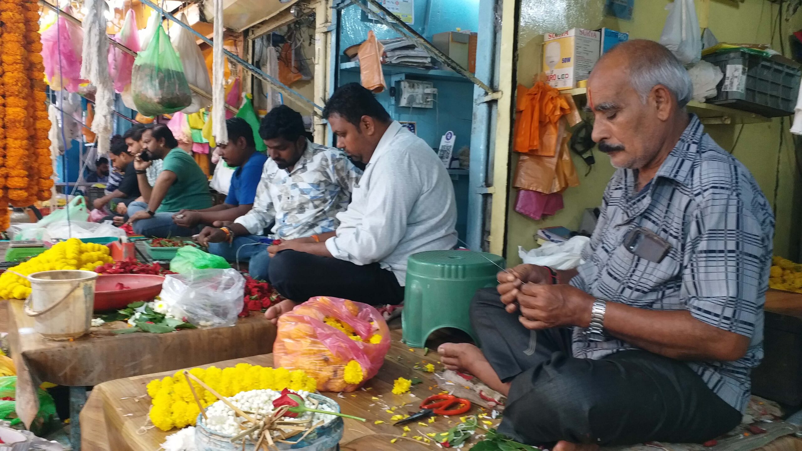 रायपुर में गणेश उत्सव पर आसमान छूते फूलों के दाम