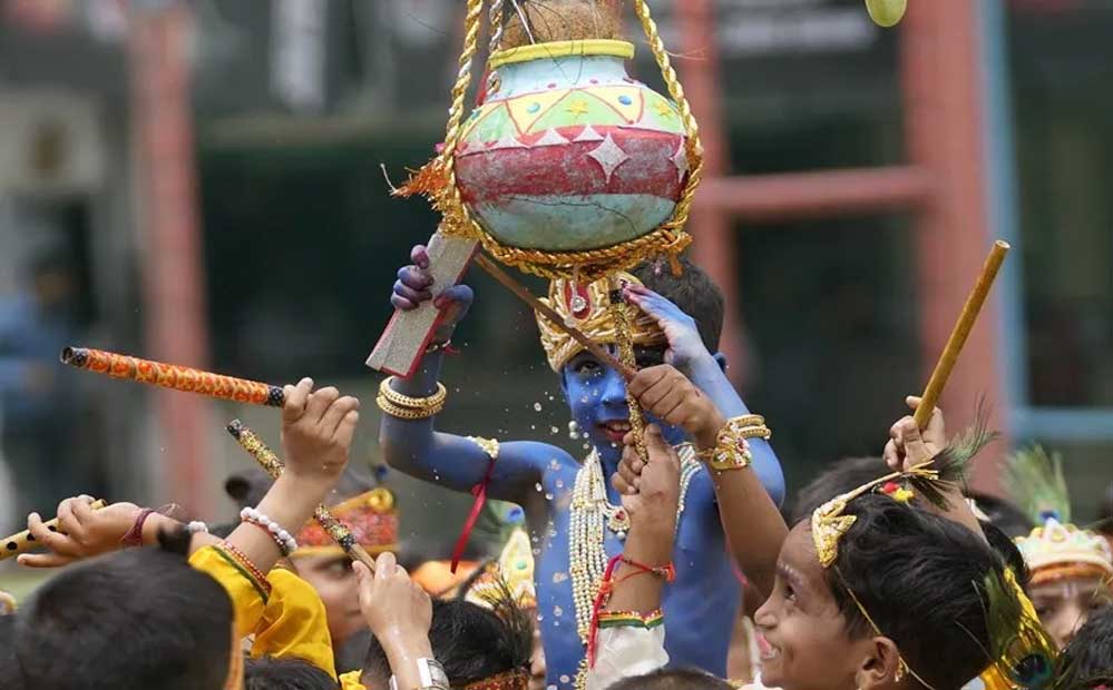 भोपाल में जन्माष्टमी की धूम, 21 जगह माखन-मटकी का आयोजन; इस्कॉन में जुटेंगे 1 लाख भक्त भोपाल में जन्माष्टमी की धूम, 21 जगह माखन-मटकी का आयोजन; इस्कॉन में जुटेंगे 1 लाख भक्त