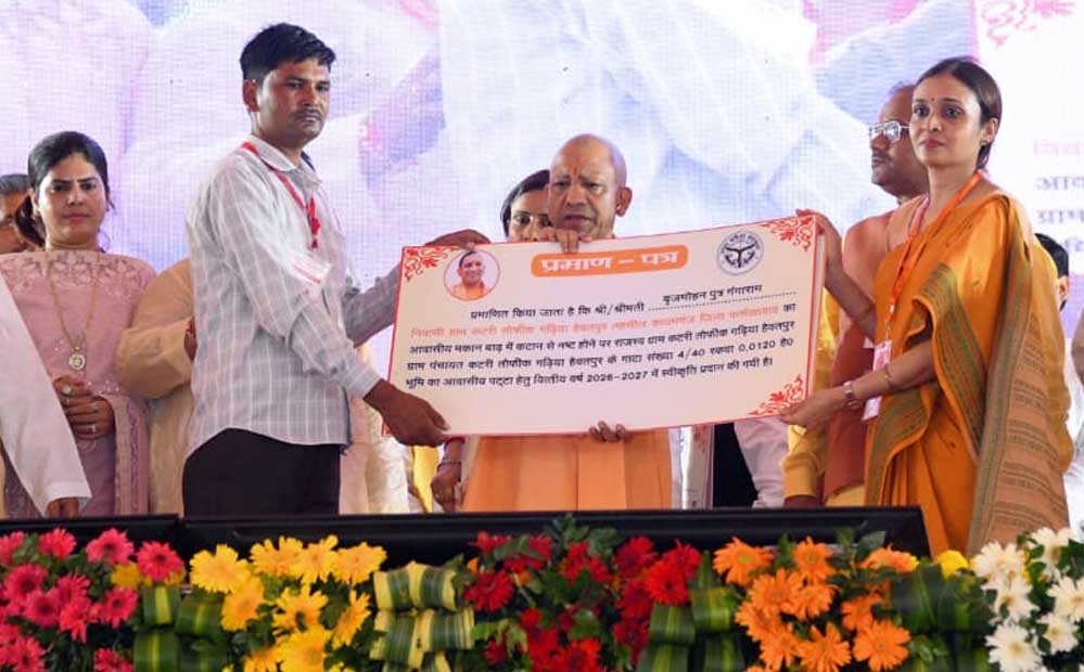 जन्माष्टमी से पहले मुख्यमंत्री योगी ने उपहारों के माखन से भरी ब्रजवासियों की ‘मटकी’ जन्माष्टमी से पहले मुख्यमंत्री योगी ने उपहारों के माखन से भरी ब्रजवासियों की ‘मटकी’