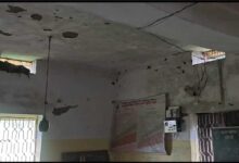 जर्जर भवन में संचालित आंगनवाड़ी, बांस और टूटे एल्बेस्टर से बनी अस्थाई रसोई