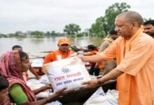 बाढ़ प्रभावितों के साथ खड़ी योगी सरकार, राहत अभियानों के तहत 3.36 लाख लंच पैकेट वितरित