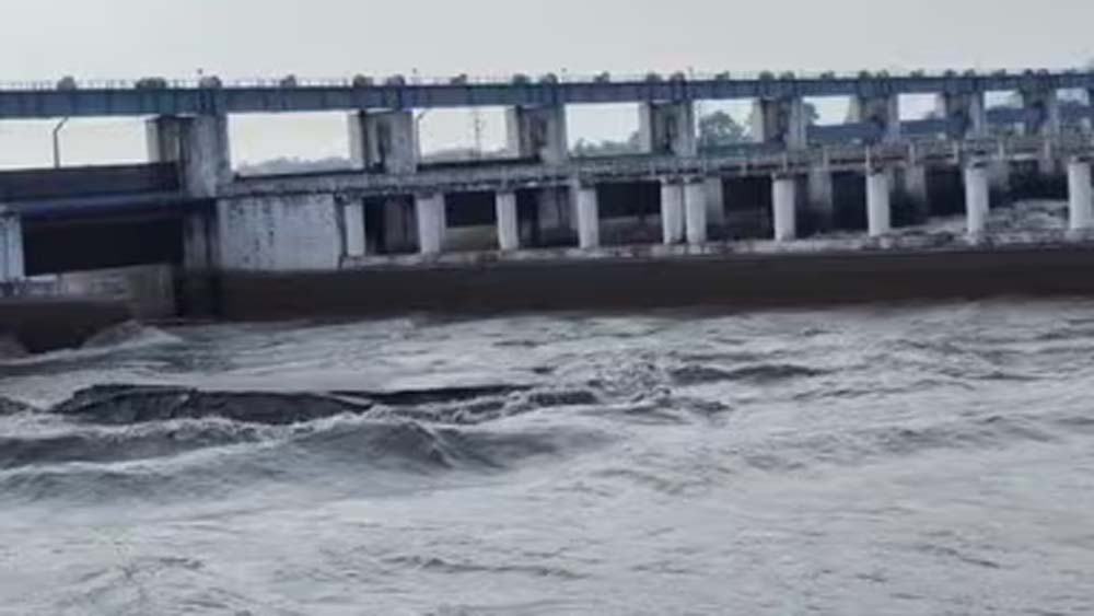 यूपी में भारी बारिश से उफनी नदियां, 7 जिलों में बाढ़ का अलर्ट