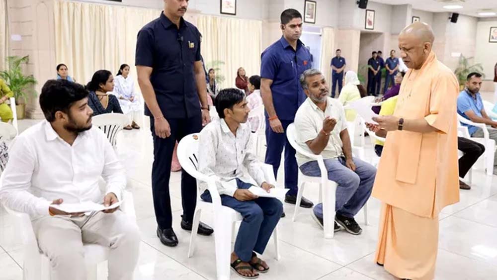 जनता दर्शन में बुजुर्ग की पीड़ा सुन भावुक हुए CM योगी, आरोपियों पर सख्त कार्रवाई के निर्देश जनता दर्शन में बुजुर्ग की पीड़ा सुन भावुक हुए CM योगी, आरोपियों पर सख्त कार्रवाई के निर्देश