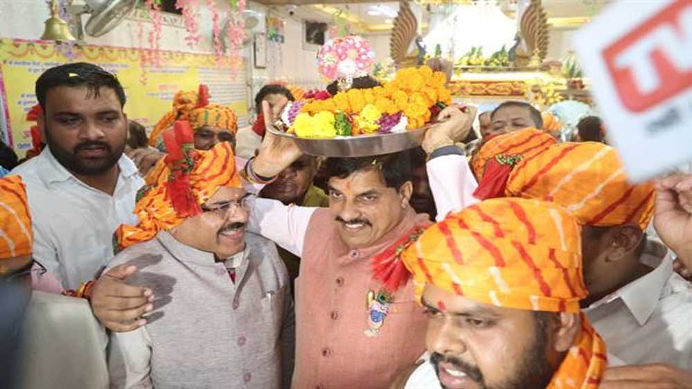 CM डॉ. यादव ने बरखेड़ी के राधा-कृष्ण मंदिर में की पूजा, सिर पर लड्डू गोपाल को लेकर पहुंचे मंदिर