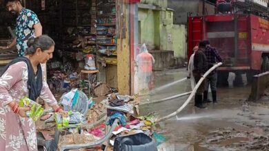 चित्रकूट में बाढ़ के 5 दिन बाद दिखी तबाही, घर-दुकानों में कीचड़; सैकड़ों गृहस्थियां बर्बाद