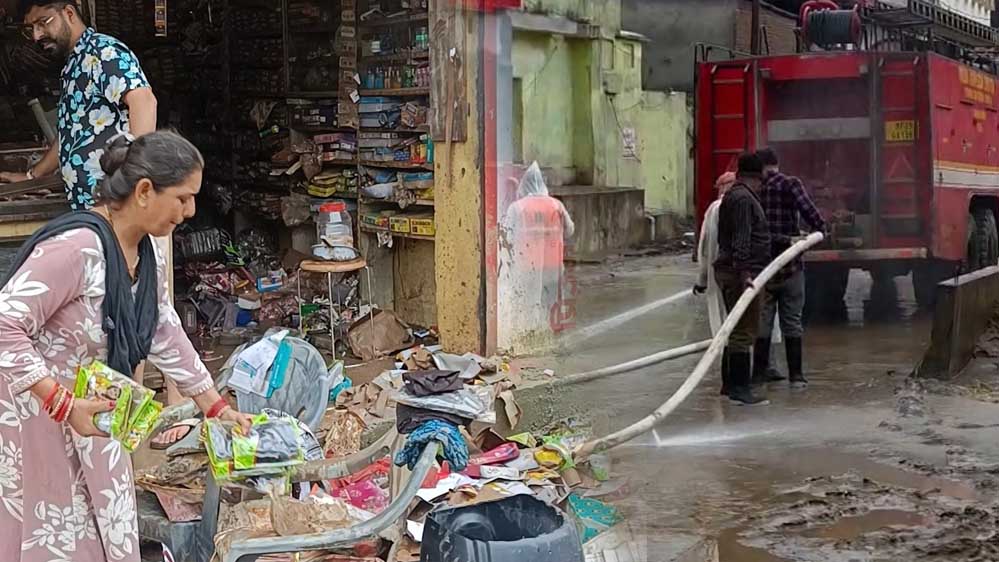 चित्रकूट में बाढ़ के 5 दिन बाद दिखी तबाही, घर-दुकानों में कीचड़; सैकड़ों गृहस्थियां बर्बाद चित्रकूट में बाढ़ के 5 दिन बाद दिखी तबाही, घर-दुकानों में कीचड़; सैकड़ों गृहस्थियां बर्बाद