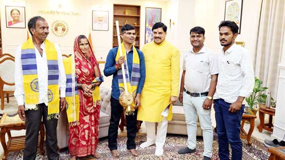फ़िल्म हनुमान अंश के गायक लोधी को करेगी राज्य सरकार प्रोत्साहित : मुख्यमंत्री डॉ. यादव