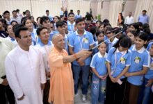 देवप्रयाग के मेधावी छात्रों ने किया गोमती बुक फेस्टिवल का भ्रमण, मिली ‘एग्जाम वॉरियर्स’ पुस्तक