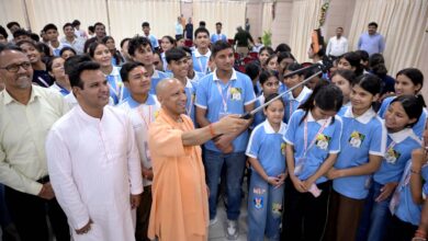 देवप्रयाग के मेधावी छात्रों ने किया गोमती बुक फेस्टिवल का भ्रमण, मिली ‘एग्जाम वॉरियर्स’ पुस्तक
