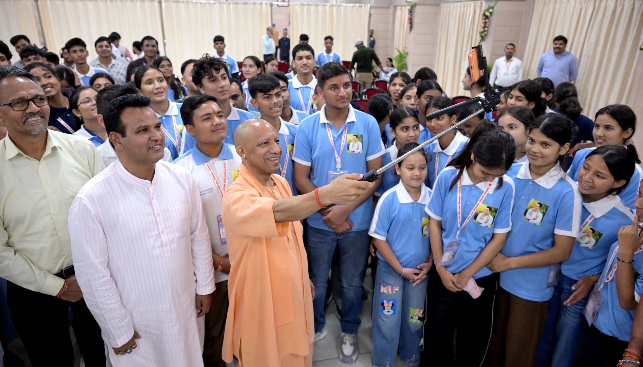 देवप्रयाग के मेधावी छात्रों ने किया गोमती बुक फेस्टिवल का भ्रमण, मिली ‘एग्जाम वॉरियर्स’ पुस्तक देवप्रयाग के मेधावी छात्रों ने किया गोमती बुक फेस्टिवल का भ्रमण, मिली ‘एग्जाम वॉरियर्स’ पुस्तक