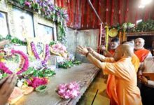 जन्माष्टमी पर मथुरा पहुंचे CM योगी, श्रीकृष्ण जन्मस्थान में किया पूजन; श्रद्धालुओं पर बरसाए फूल
