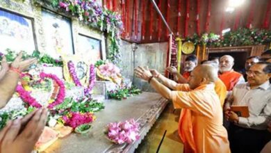 जन्माष्टमी पर मथुरा पहुंचे CM योगी, श्रीकृष्ण जन्मस्थान में किया पूजन; श्रद्धालुओं पर बरसाए फूल