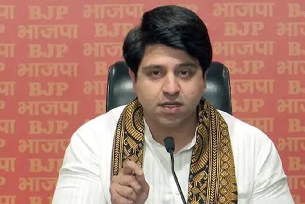 हिजाब विवाद में कांग्रेस पर बरसे पूनावाला, बोले- अपने ही वोटबैंक को ठोक दिया हिजाब विवाद में कांग्रेस पर बरसे पूनावाला, बोले- अपने ही वोटबैंक को ठोक दिया