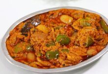 रोज की सब्जी से हो गए हैं बोर? बनाएं झटपट शिमला मिर्च बेसन भुर्जी