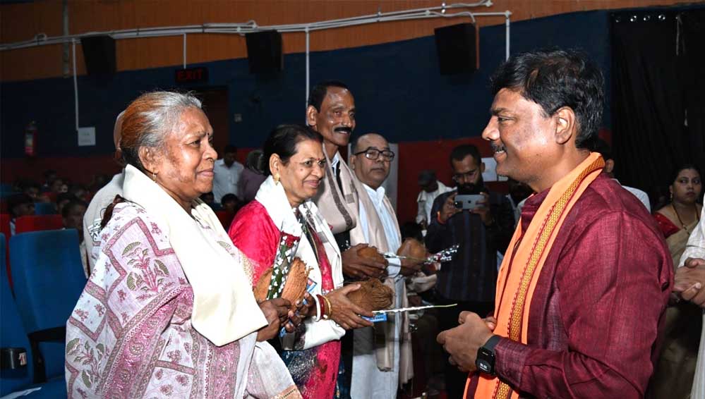 मुख्यमंत्री शिक्षा गौरव अलंकरण समारोह- वन मंत्री केदार कश्यप ने सेवानिवृत्त शिक्षकों और शिक्षा दूतों को किया सम्मानित मुख्यमंत्री शिक्षा गौरव अलंकरण समारोह- वन मंत्री केदार कश्यप ने सेवानिवृत्त शिक्षकों और शिक्षा दूतों को किया सम्मानित