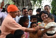 जन्माष्टमी के बाद बच्चों से मिले CM योगी, चॉकलेट-खिलौने पाकर खिल उठे मासूमों के चेहरे