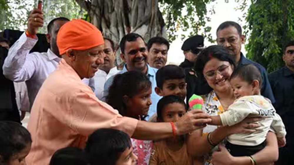 जन्माष्टमी के बाद बच्चों से मिले CM योगी, चॉकलेट-खिलौने पाकर खिल उठे मासूमों के चेहरे जन्माष्टमी के बाद बच्चों से मिले CM योगी, चॉकलेट-खिलौने पाकर खिल उठे मासूमों के चेहरे