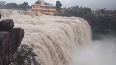 MP के 15 जिलों में भारी बारिश का अलर्ट, उज्जैन में पुराना महाकाल द्वार गिरा; शिवपुरी में मिला युवक का शव MP के 15 जिलों में भारी बारिश का अलर्ट, उज्जैन में पुराना महाकाल द्वार गिरा; शिवपुरी में मिला युवक का शव
