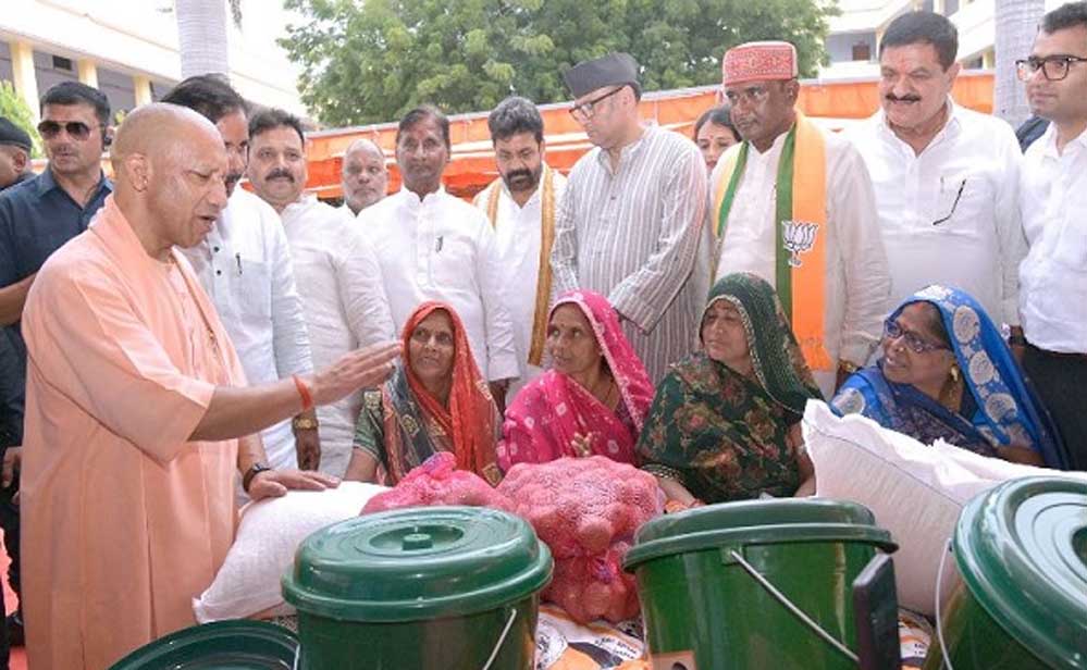 बाढ़ पीड़ितों को CM योगी का भरोसा- आपदा की इस घड़ी में आप अकेले नहीं, डबल इंजन सरकार आपके साथ बाढ़ पीड़ितों को CM योगी का भरोसा- आपदा की इस घड़ी में आप अकेले नहीं, डबल इंजन सरकार आपके साथ