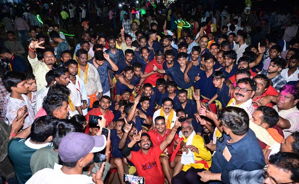 रायपुर : उप मुख्यमंत्री एवं कवर्धा विधायक विजय शर्मा कवर्धा में आयोजित दही हांडी उत्सव में हुए शामिल रायपुर : उप मुख्यमंत्री एवं कवर्धा विधायक विजय शर्मा कवर्धा में आयोजित दही हांडी उत्सव में हुए शामिल